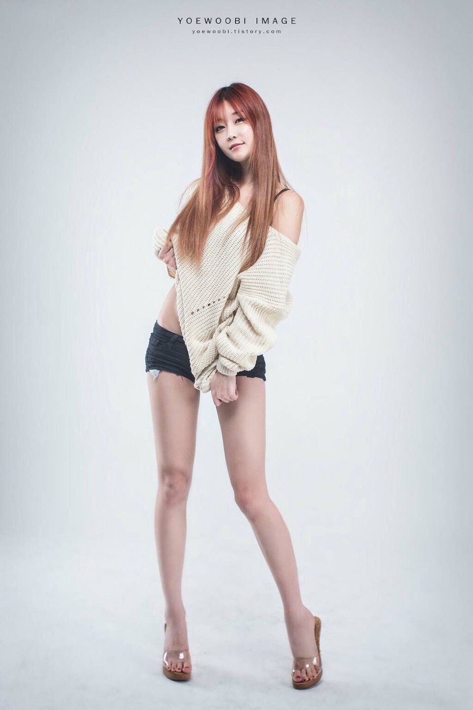 韩国长腿美女热裤搔首弄姿秀美腿