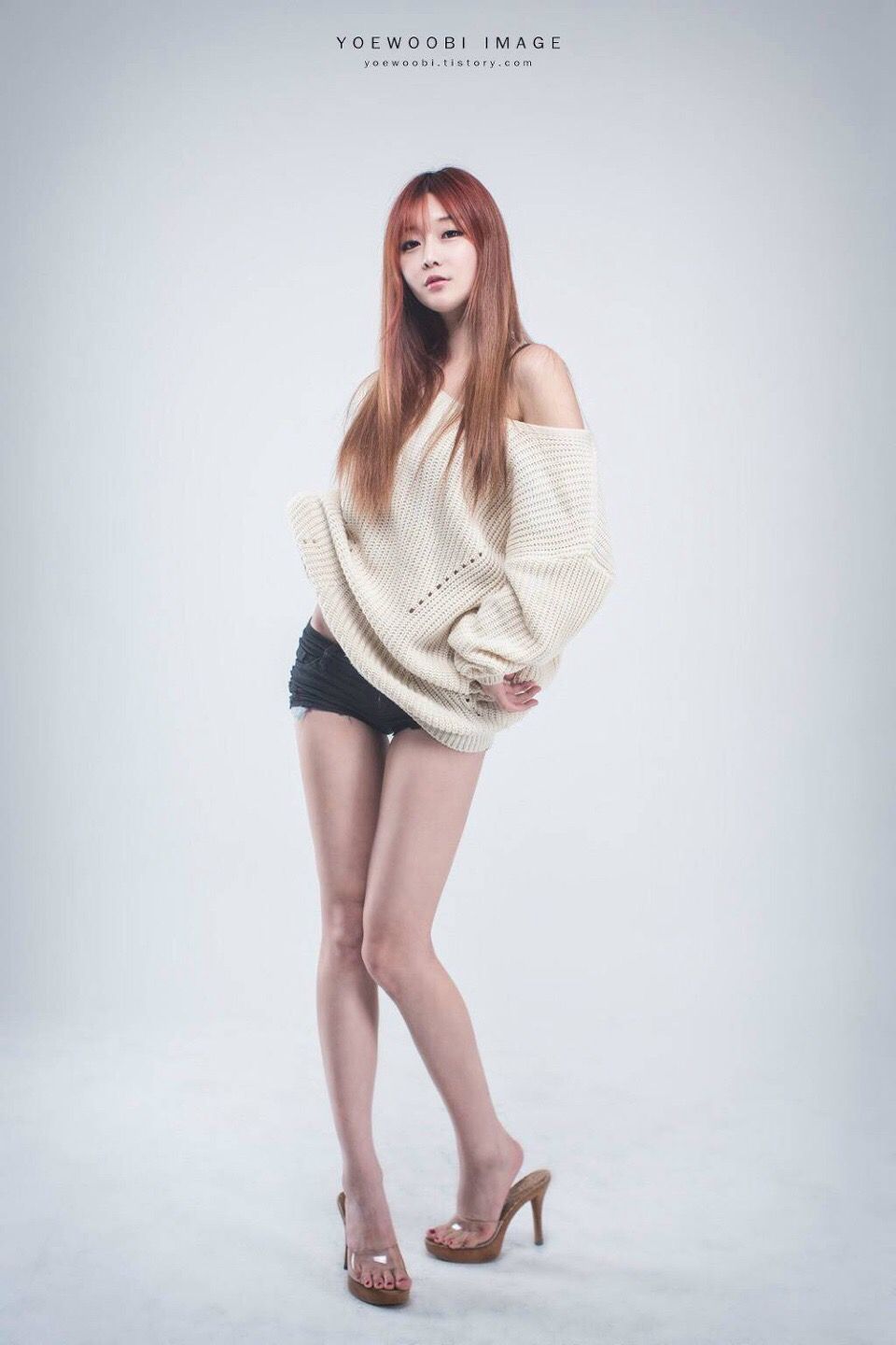 韩国长腿美女热裤搔首弄姿秀美腿