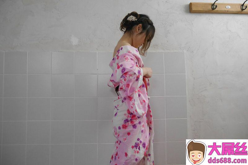 穿着日式服装的可爱女孩在浴缸里ReiraKitagawa