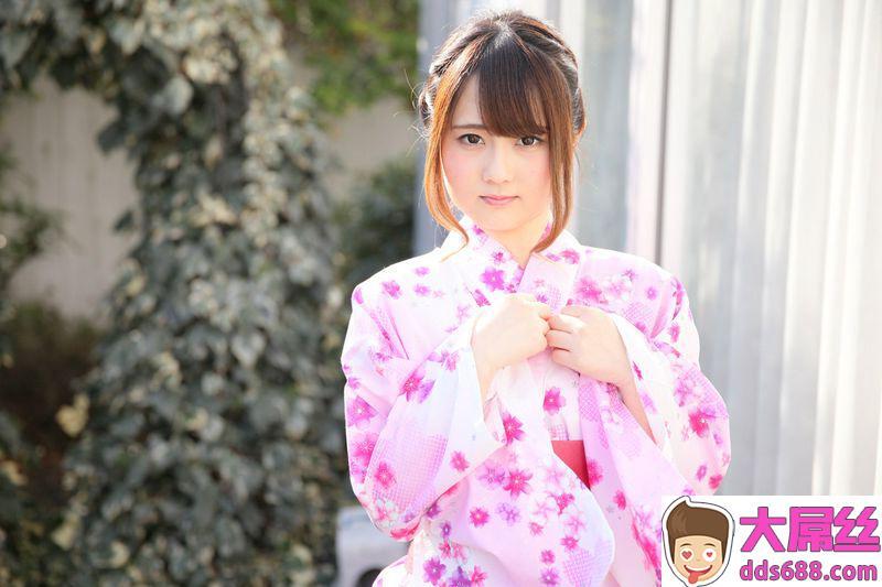 穿着日式服装的可爱女孩在浴缸里ReiraKitagawa
