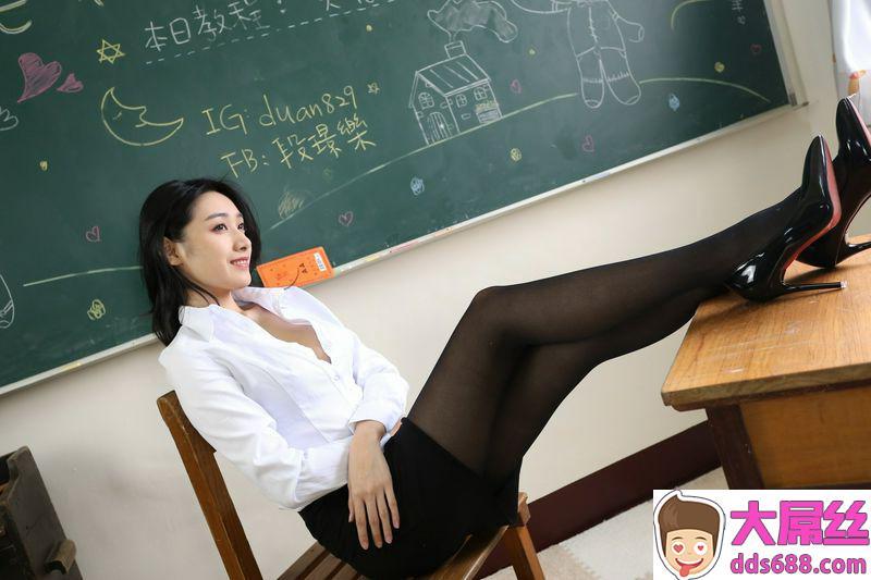 美腿番外篇系列长腿美模段璟乐教师黑丝高跟美腿旅拍